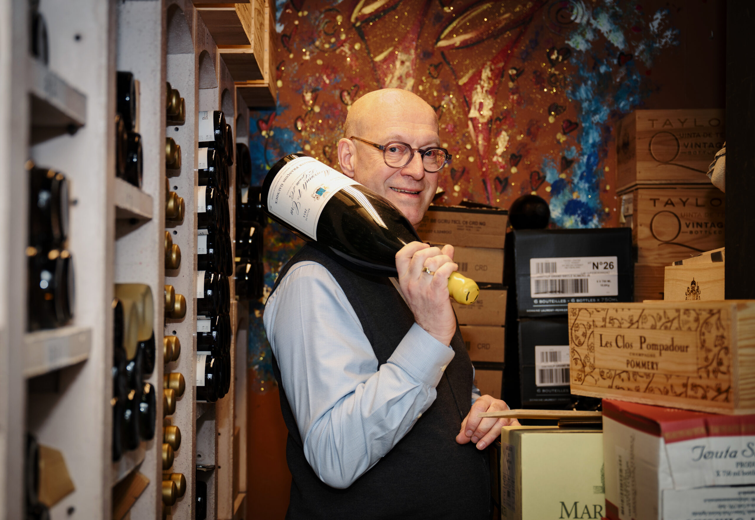 Petro Kools in zijn Vinoteca